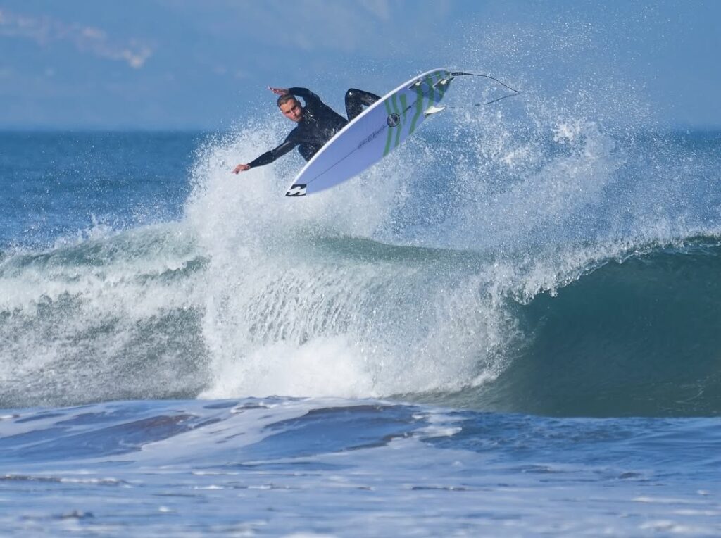 - Escuela de Surf Sopelana